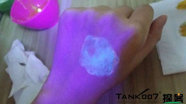 客戶買了紫光手電驗熒光劑，先拿面膜大姨媽巾開刀 