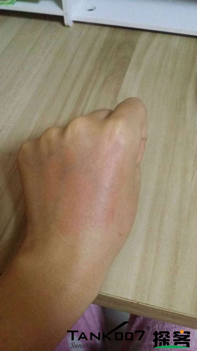 客戶買了紫光手電驗熒光劑，先拿面膜大姨媽巾開刀 