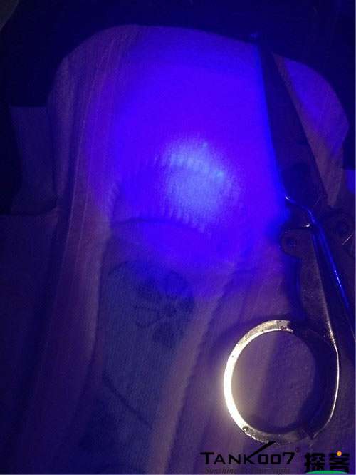 客戶買了紫光手電驗熒光劑，先拿面膜大姨媽巾開刀 