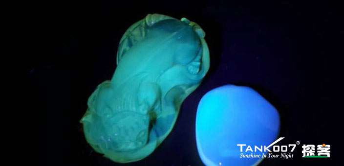 網(wǎng)上用紫光手電鑒定琥珀的帖子這么多，哪個(gè)是真假？