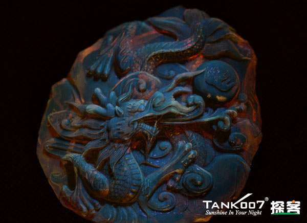 網(wǎng)上用紫光手電鑒定琥珀的帖子這么多，哪個(gè)是真假？