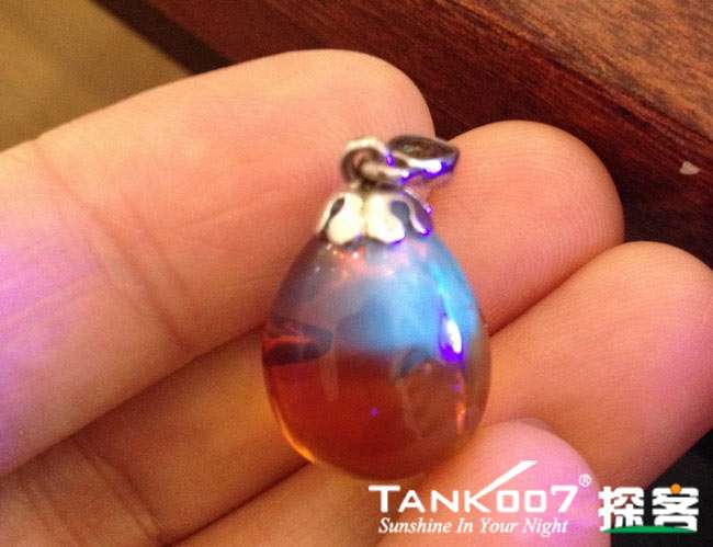 網(wǎng)上用紫光手電鑒定琥珀的帖子這么多，哪個(gè)是真假？