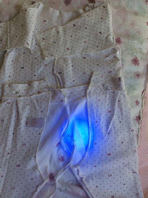  寶媽買了紫光手電，衣服上好多熒光劑，看的心慌害怕