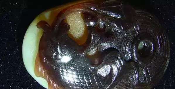 漲知識(shí)，玉也能騙人！照玉手電筒照出真相