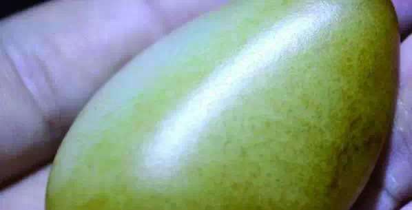 漲知識(shí)，玉也能騙人！照玉手電筒照出真相